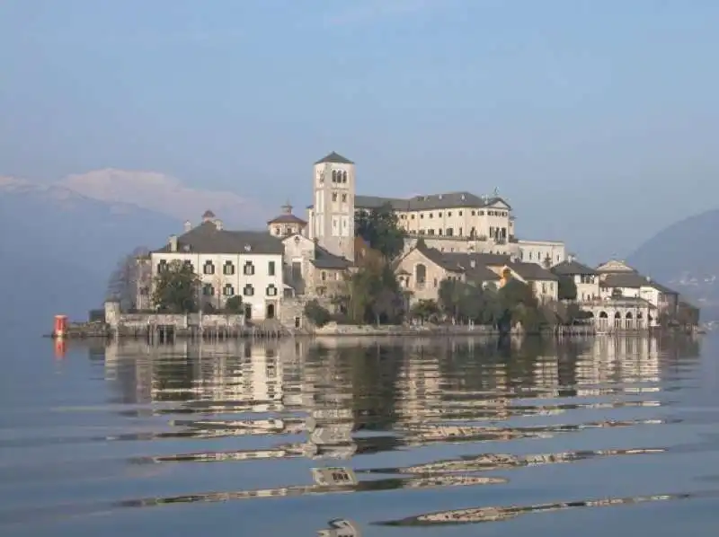 il monastero benedettino sull isola di san giulio 