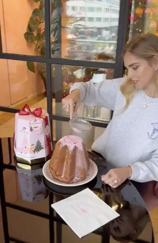 il tutorial di chiara ferragni per decorare il suo pandoro 2