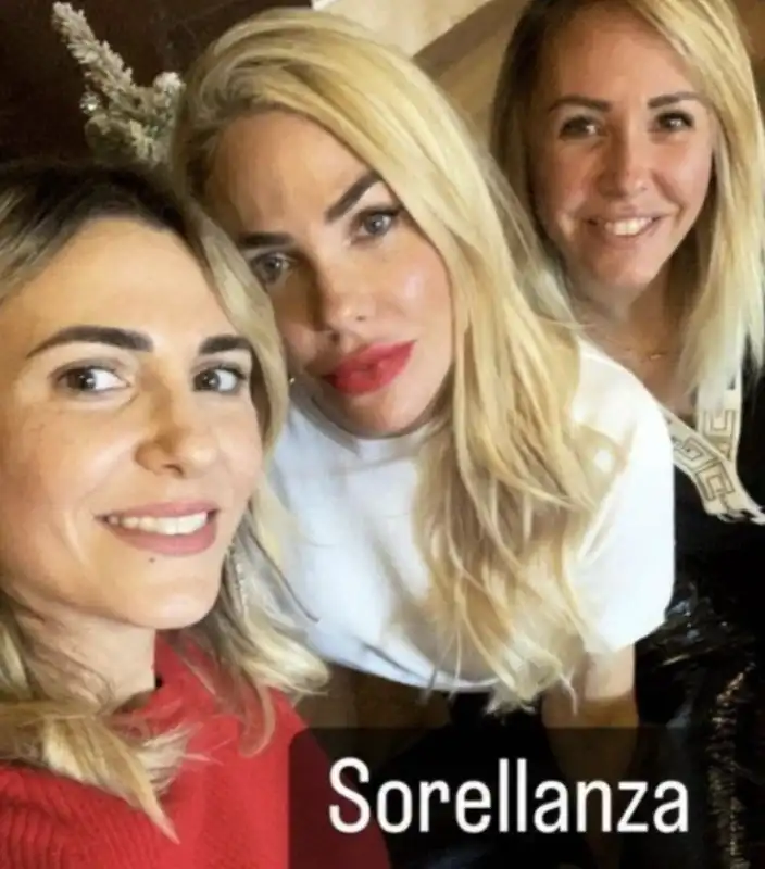 ilary blasi con le sorelle a natale