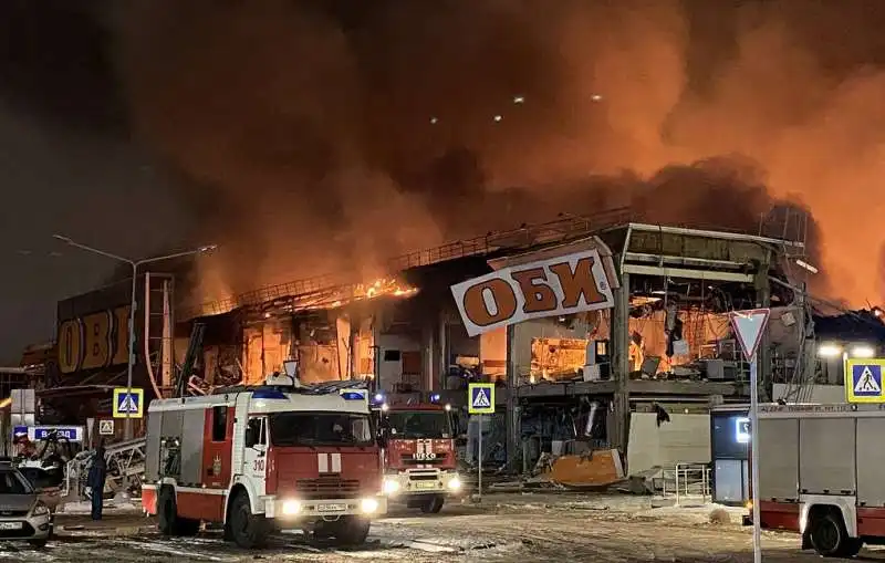 incendio al centro commerciale mega khimki di mosca   1