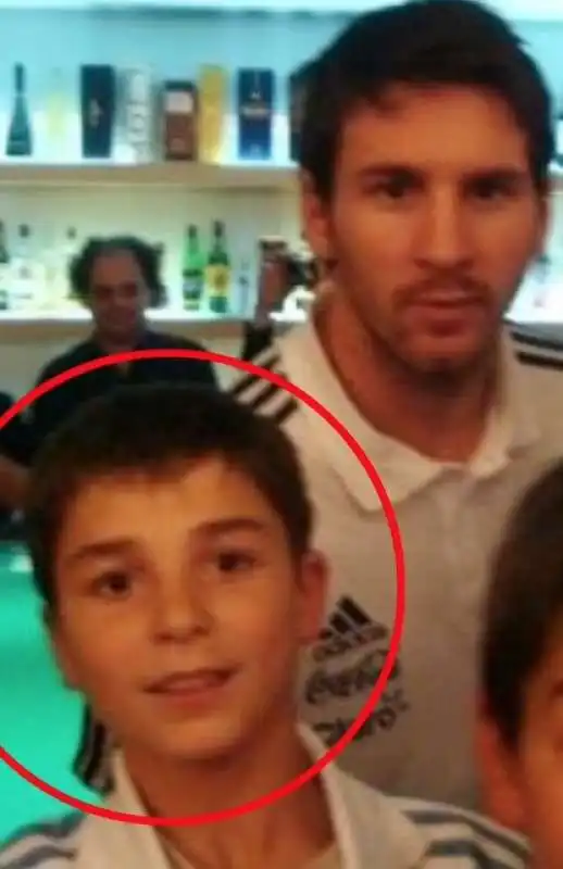 julian alvarez da piccolo e leo messi 