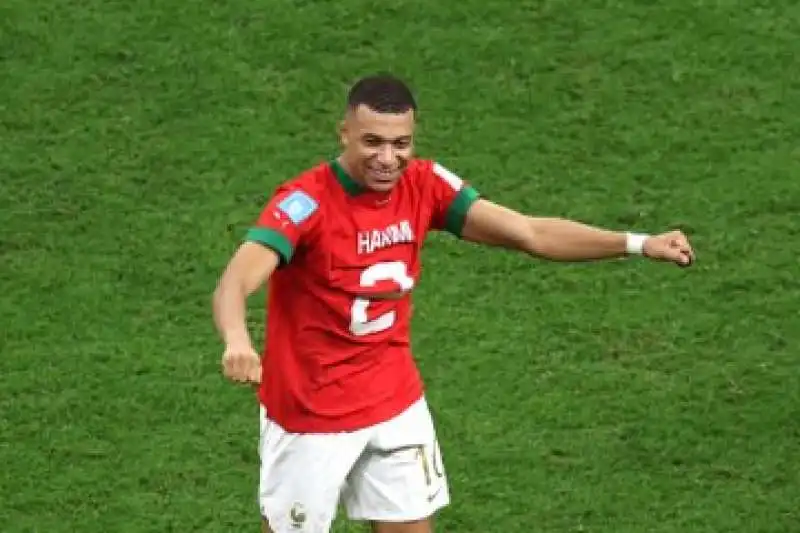 kylian mbappe con la maglia di achraf hakimi 