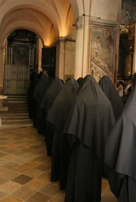 le monache benedettine sull isola di san giulio 4