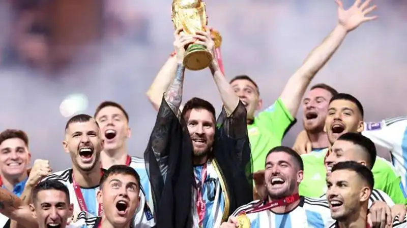 leo messi alza la coppa del mondo