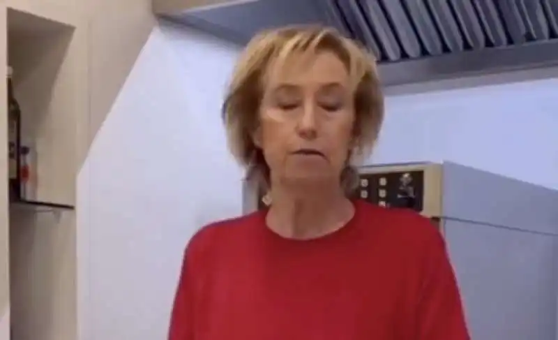 letizia moratti prepara una torta 1