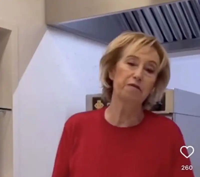 letizia moratti prepara una torta 4