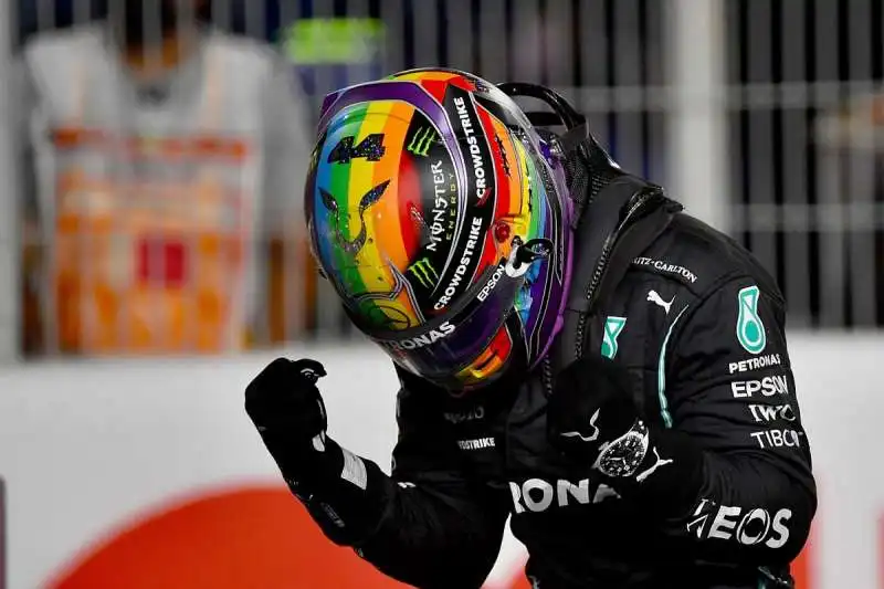 lewis hamilton con il casco arcobaleno 3