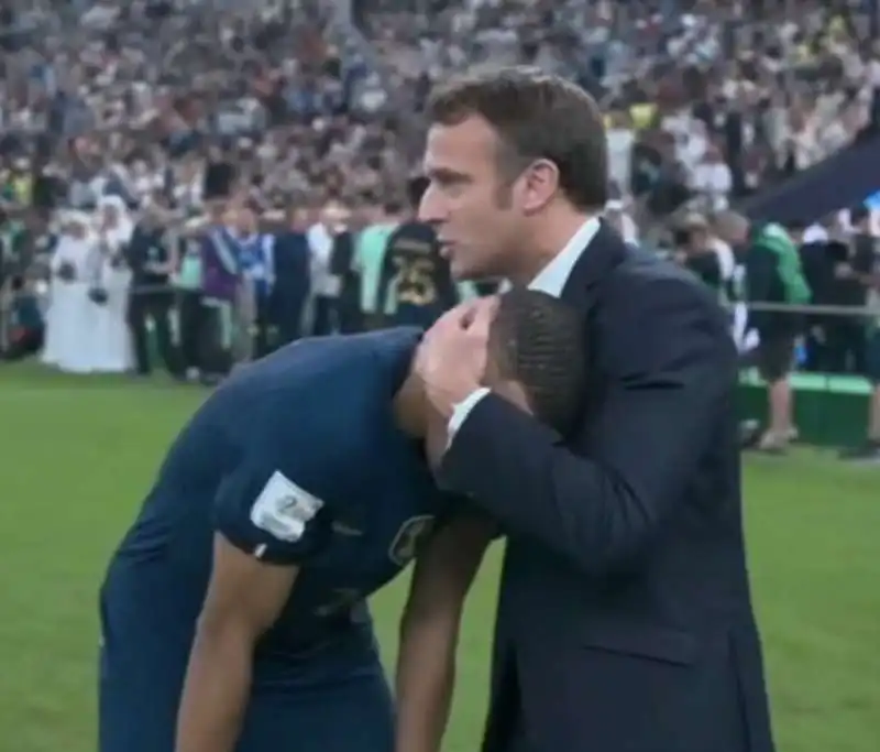 MACRON CONSOLA MBAPPE DOPO LA SCONFITTA CONTRO L ARGENTINA IN FINALE AI MONDIALI