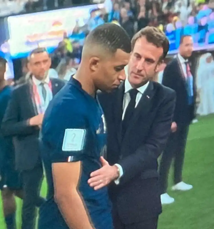 MACRON CONSOLA MBAPPE DOPO LA SCONFITTA CONTRO L ARGENTINA IN FINALE AI MONDIALI