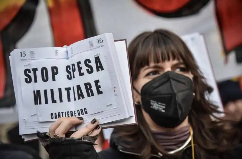 manifestazione di protesta davanti alla scala   1