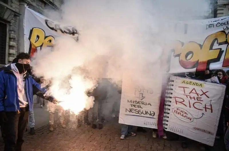 manifestazione di protesta davanti alla scala   2