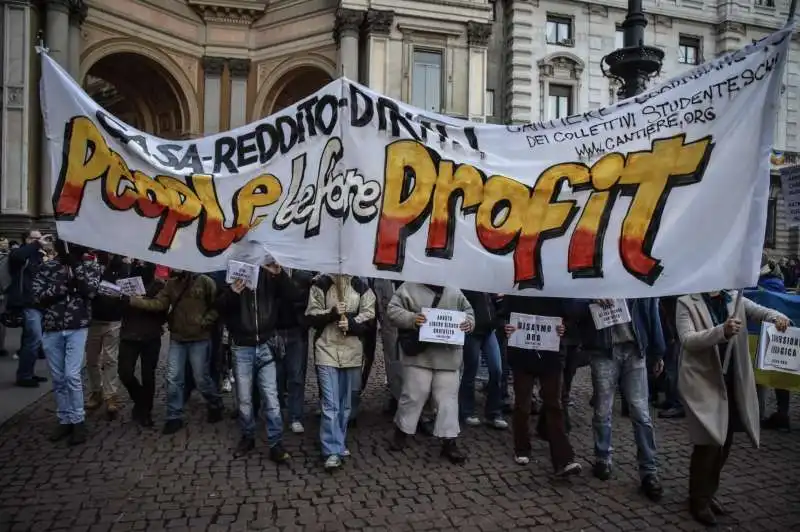 manifestazione di protesta davanti alla scala   4