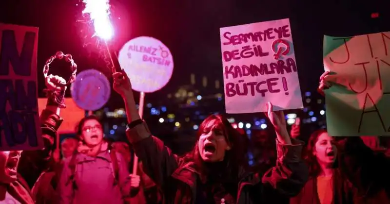 manifestazione femminista a istanbul 