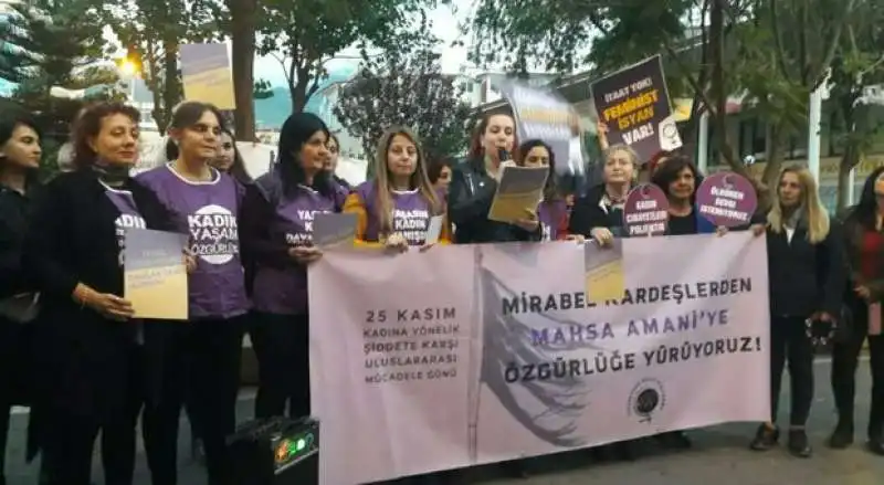 manifestazione femminista a istanbul