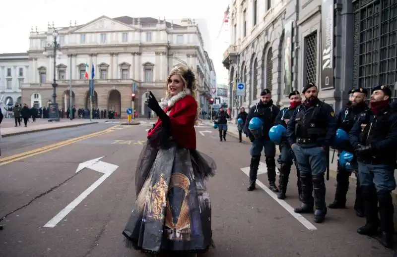 manifestazioni fuori dalla prima della scala 20