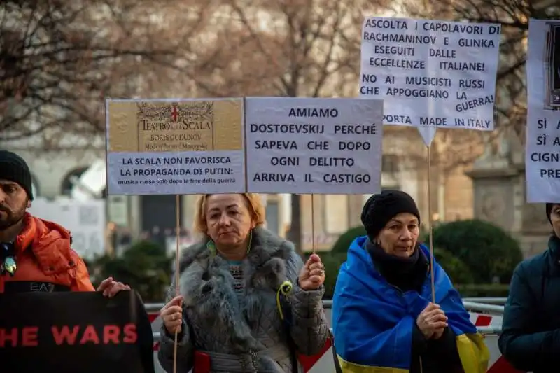 manifestazioni fuori dalla prima della scala 4