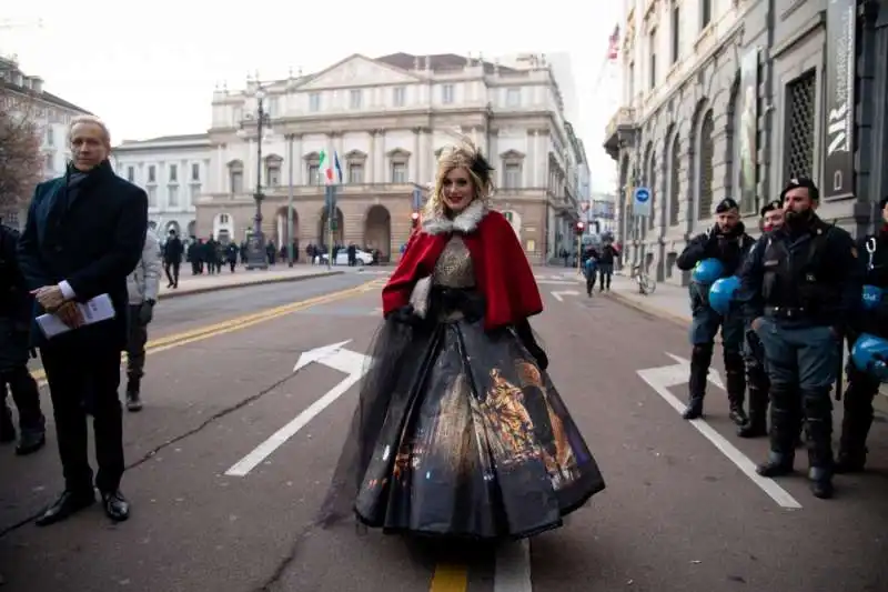 manifestazioni fuori dalla prima della scala 6