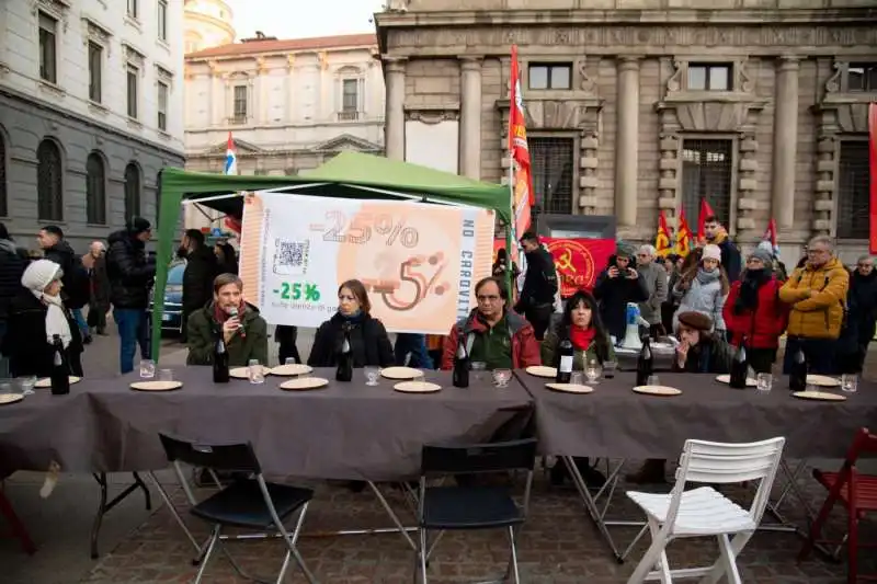 manifestazioni fuori dalla prima della scala 8