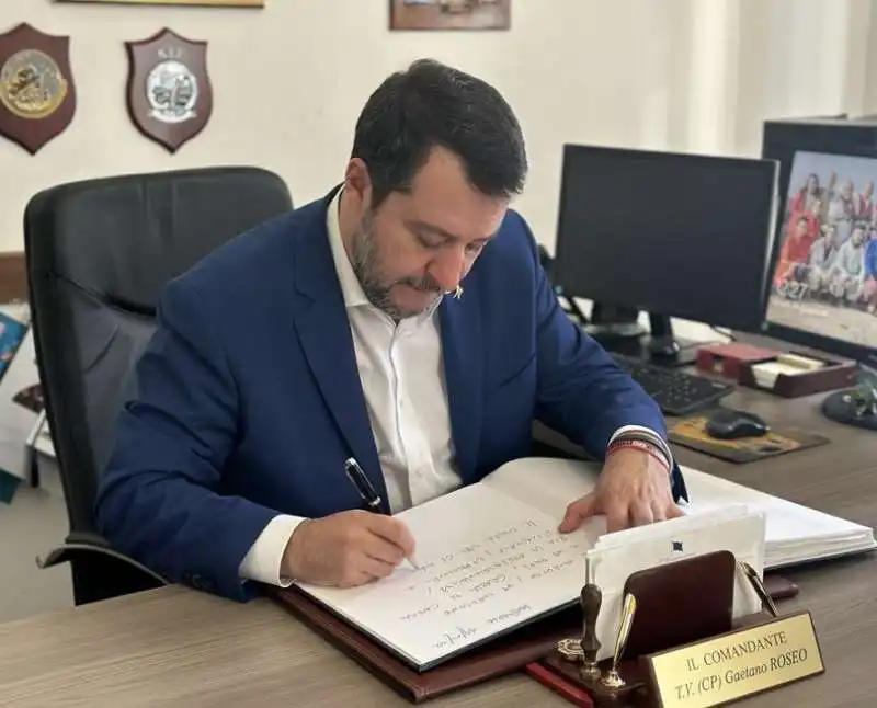 matteo salvini a lampedusa  2