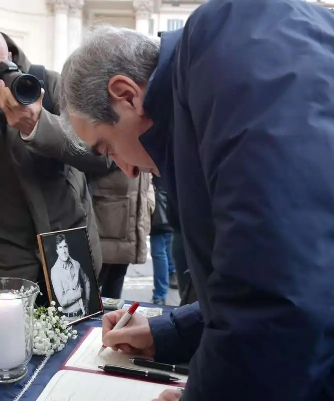 maurizio gasparri firma il registro  foto di bacco