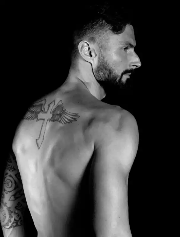 olivier giroud tatuaggio croce