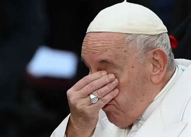 papa francesco si commuove mentre prega per l ucraina in piazza di spagna   8 dicembre 2022   3