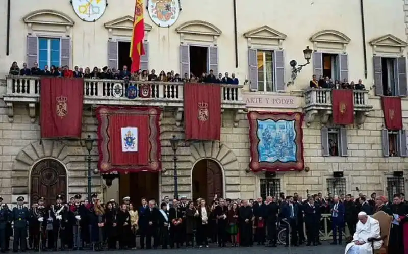 papa francesco si commuove mentre prega per l ucraina in piazza di spagna   8 dicembre 2022   1