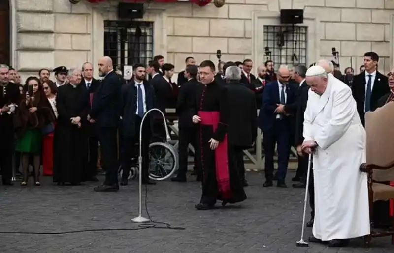 papa francesco si commuove mentre prega per l ucraina in piazza di spagna   8 dicembre 2022   4