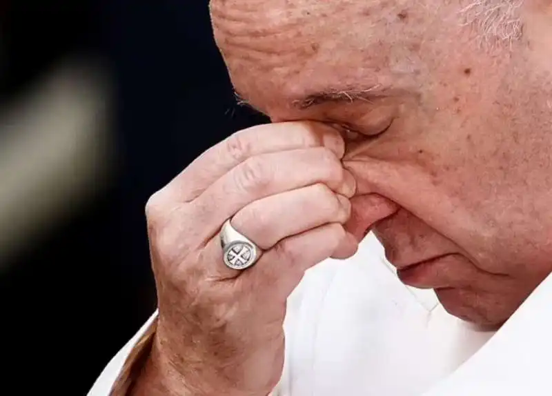 papa francesco si commuove mentre prega per l ucraina in piazza di spagna   8 dicembre 2022   6