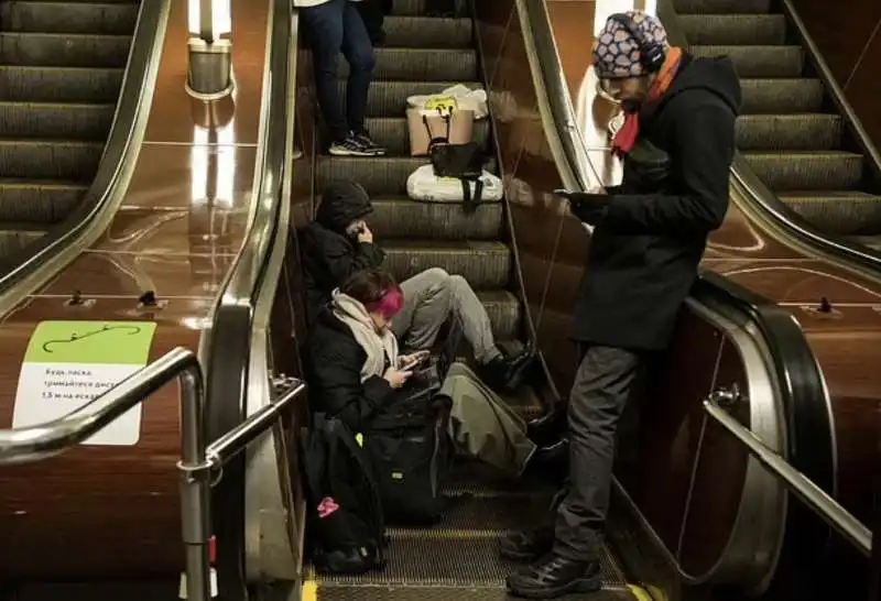 persone si rifugiano nelle stazioni della metro a kiev  