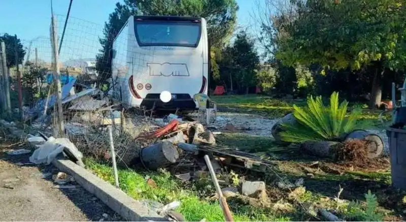 pullman fuori strada su via tiburtina a roma