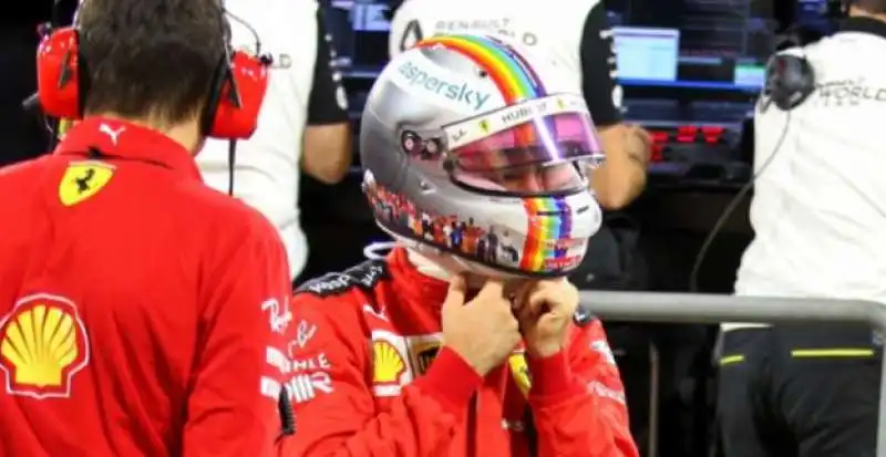 sebastian vettel con il casco arcobaleno 1