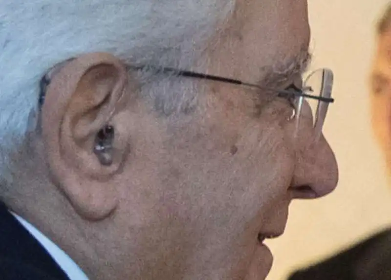 SERGIO MATTARELLA CON L APPARECCHIO ACUSTICO