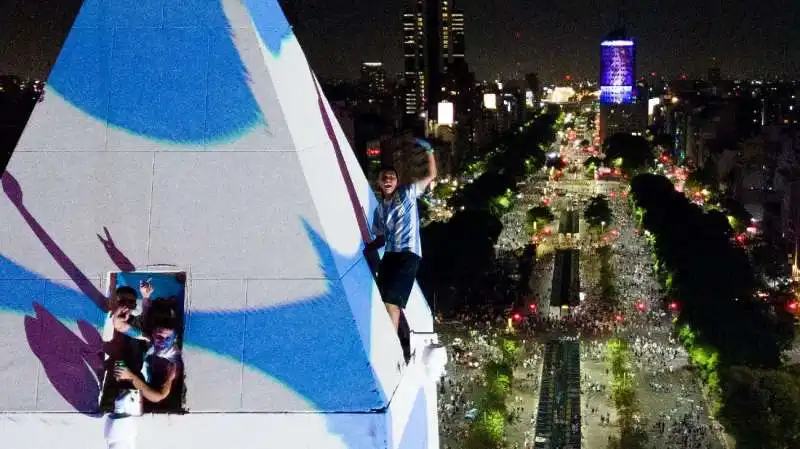 tifoso argentino si arrampica sull obelisco di buenos aires 3