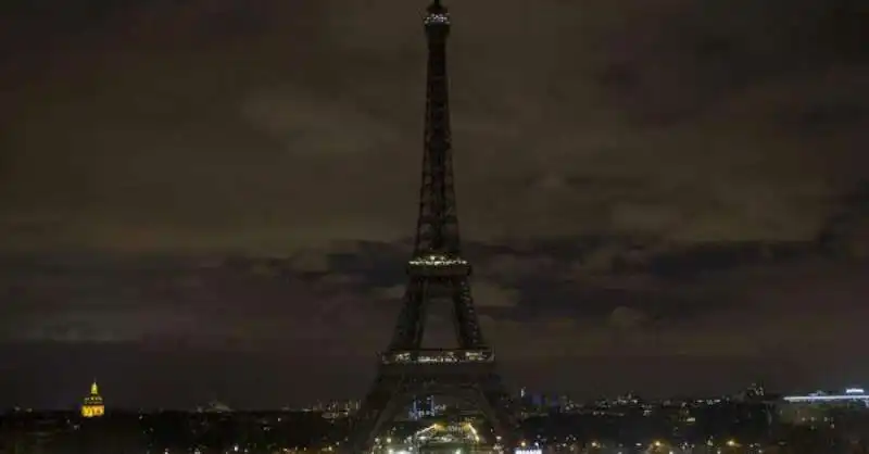 TORRE EIFFEL AL BUIO 