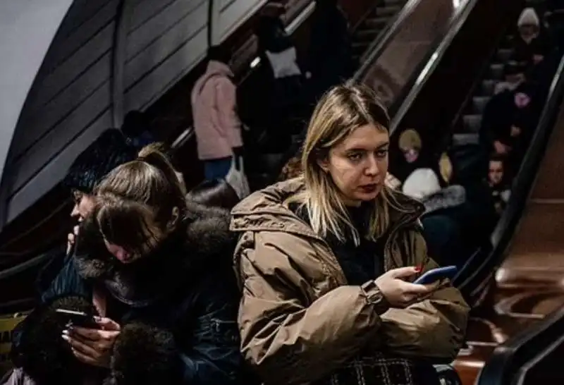 ucraini si rifugiano nelle stazioni della metro a kiev   4