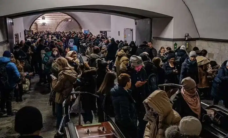 ucraini si rifugiano nelle stazioni della metro a kiev   5