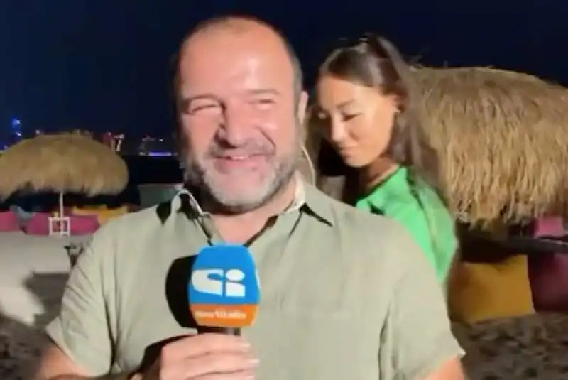 una ragazza tocca il culo a tancredi palmeri in diretta a doha   5