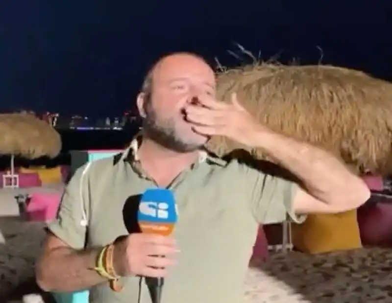 una ragazza tocca il culo a tancredi palmeri in diretta a doha   6