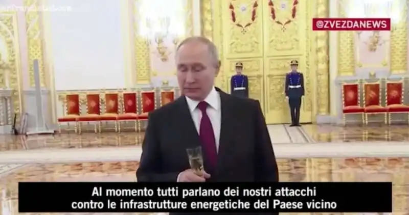 vladimir putin brinda con lo champagne e parla della guerra   1