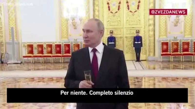 vladimir putin brinda con lo champagne e parla della guerra   2