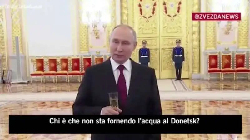 vladimir putin brinda con lo champagne e parla della guerra   3