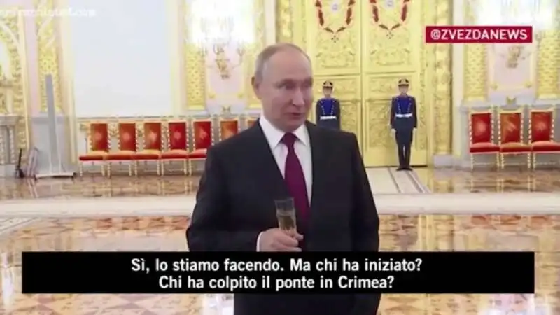 vladimir putin brinda con lo champagne e parla della guerra   5