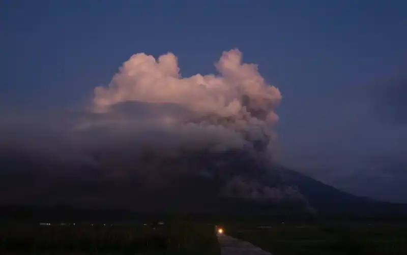 vulcano Semeru eruzione