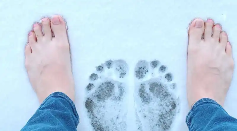 a piedi nudi nella neve