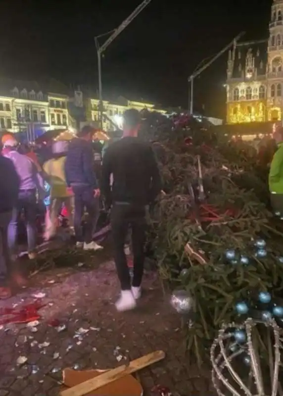 abete crollato in un mercatino di natale in belgio 