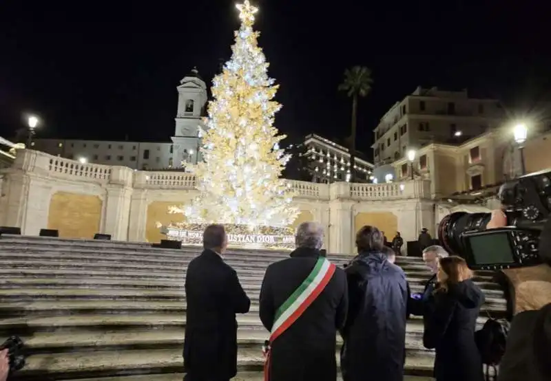 albero di natale di christian dior a piazza di spagna   roma   22