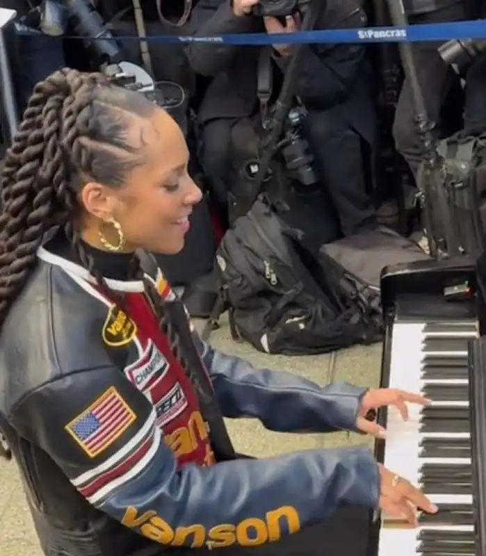 alicia keys e il concerto a sorpresa nella metropolitana di londra