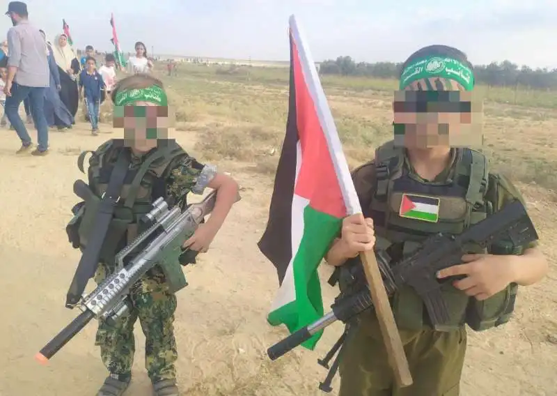 BAMBINI VESTITI DA SOLDATI DI HAMAS