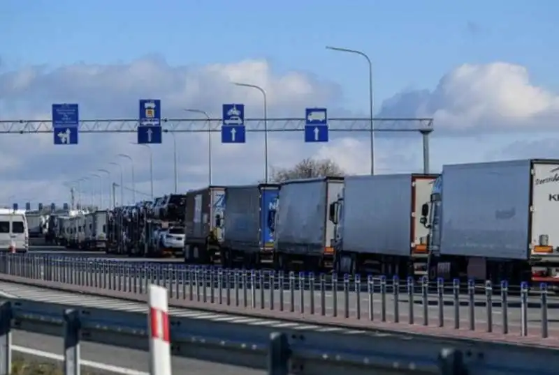 camion bloccati al confine tra polonia e ucraina   3